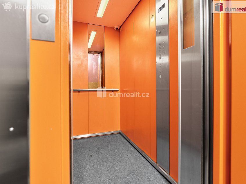 Prodej bytu 2+1 45 m^2 Školní, Nová Role 