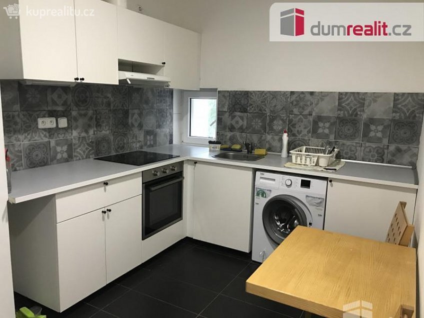 Pronájem bytu 1+kk 16 m^2 Pilská, Praha 14 