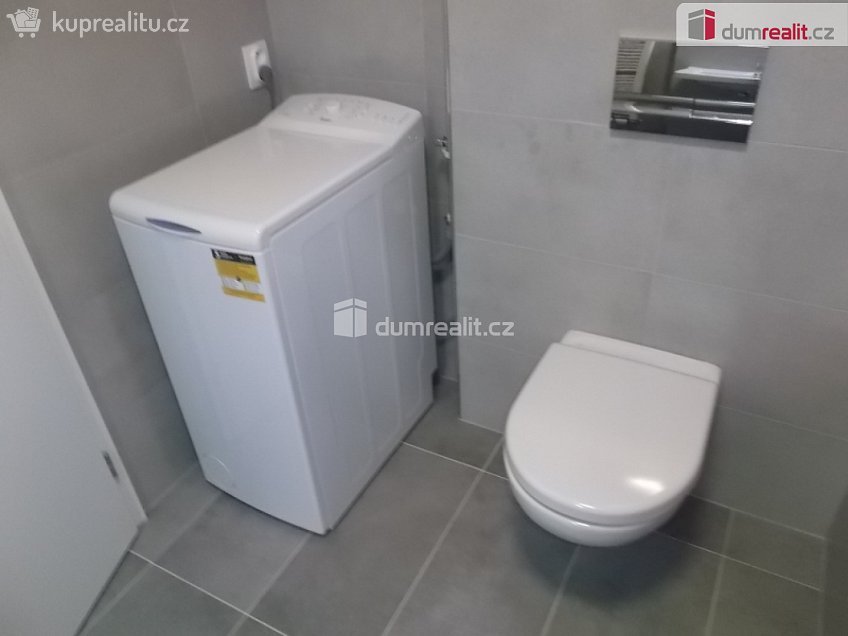 Pronájem bytu 1+kk 33 m^2 Strnadových, Praha 9 