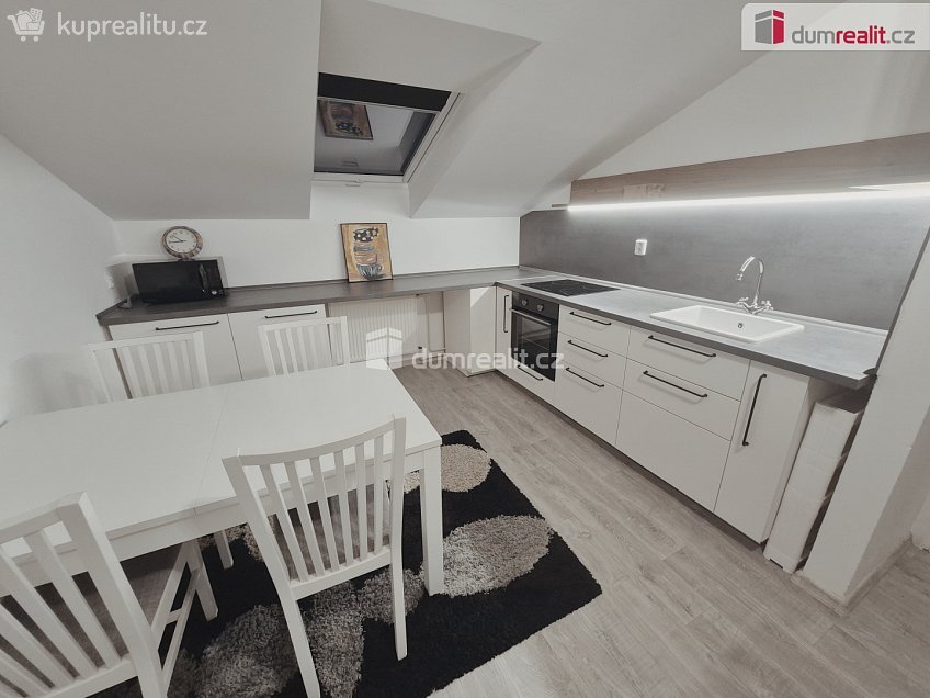 Pronájem bytu 2+1 59 m^2 Lužická, Hoštka 