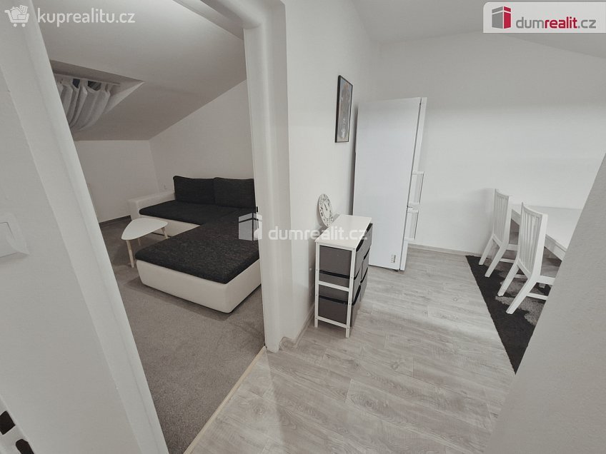 Pronájem bytu 2+1 59 m^2 Lužická, Hoštka 