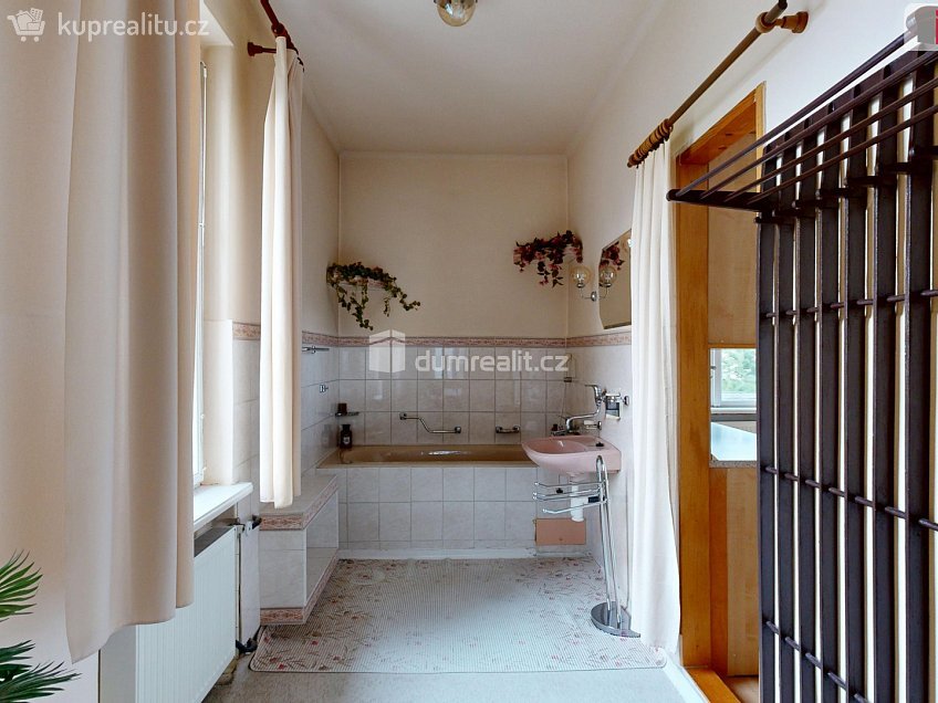 Prodej  rodinného domu 270 m^2 Hobzíkova, Opava 