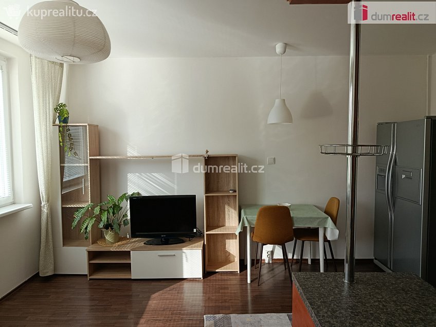 Pronájem bytu 2+kk 43 m^2 Urbánkova, Praha 12 