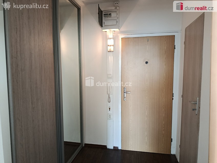 Pronájem bytu 2+kk 43 m^2 Urbánkova, Praha 12 