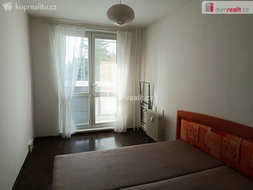 Pronájem bytu 2+kk 43 m^2 Urbánkova, Praha 12 