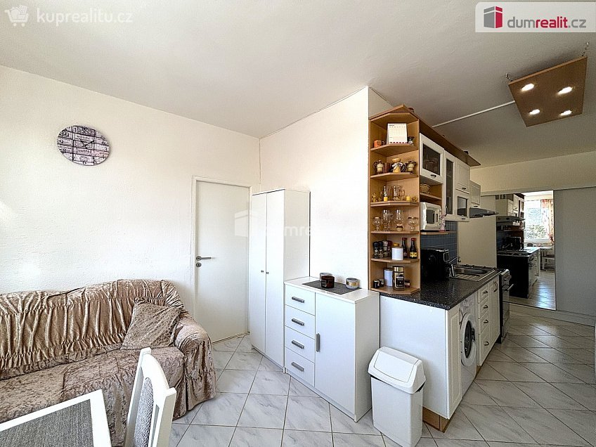 Prodej bytu 3+1 60 m^2 Sídliště, Rotava 