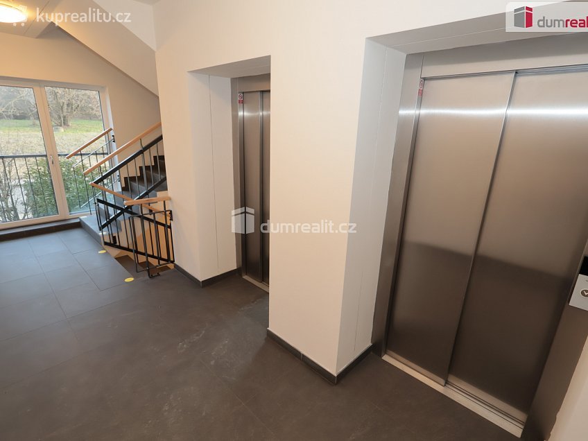 Pronájem bytu 1+kk 36 m^2 Klapálkova, Praha 11 