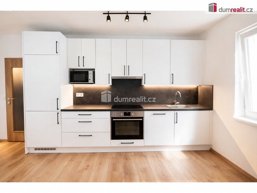 Pronájem bytu 1+kk 36 m^2 Klapálkova, Praha 11 