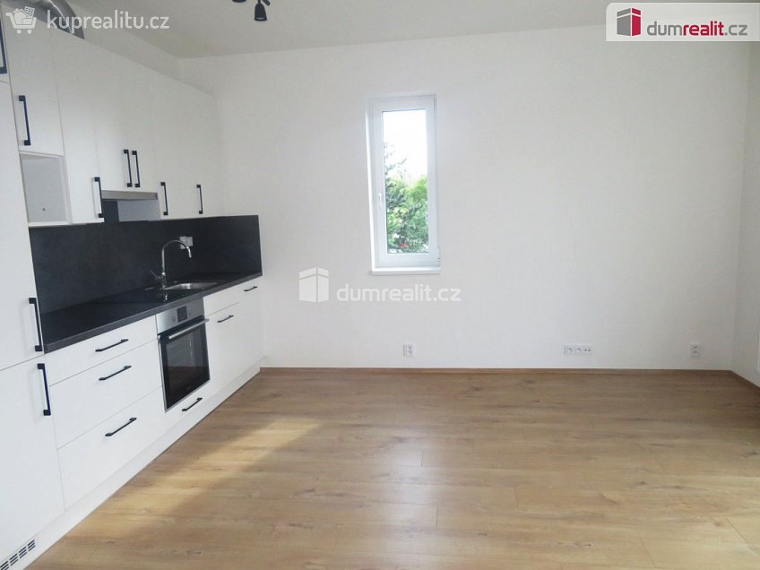 Pronájem bytu 1+kk 36 m^2 Klapálkova, Praha 11 