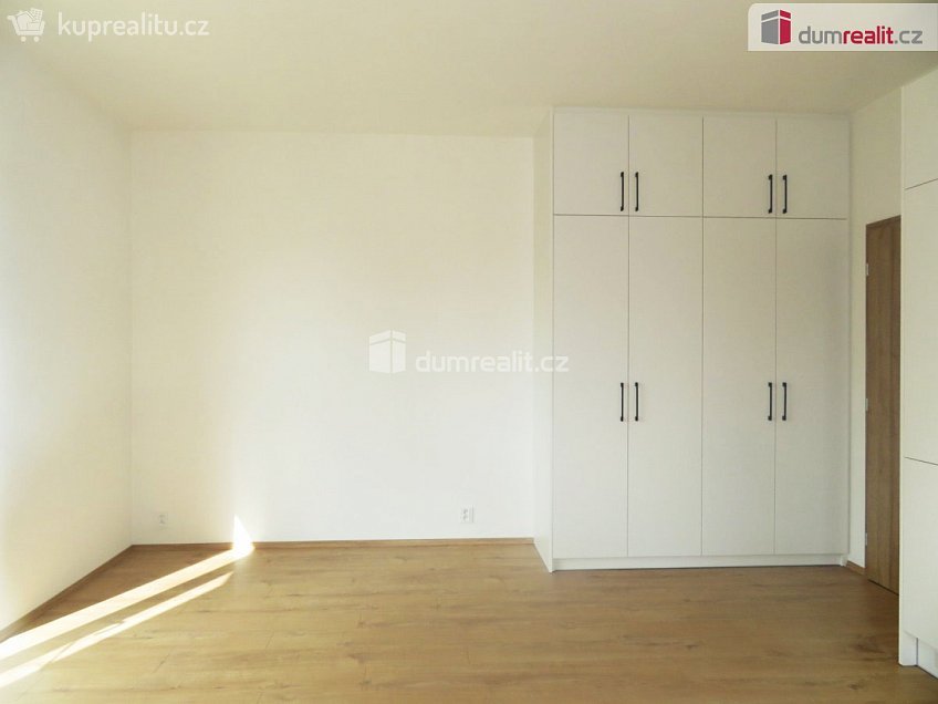 Pronájem bytu 1+kk 36 m^2 Klapálkova, Praha 11 