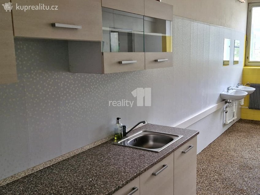 Pronájem  výrobních prostor 100 m^2 Strojírenská, Praha-Zličín 