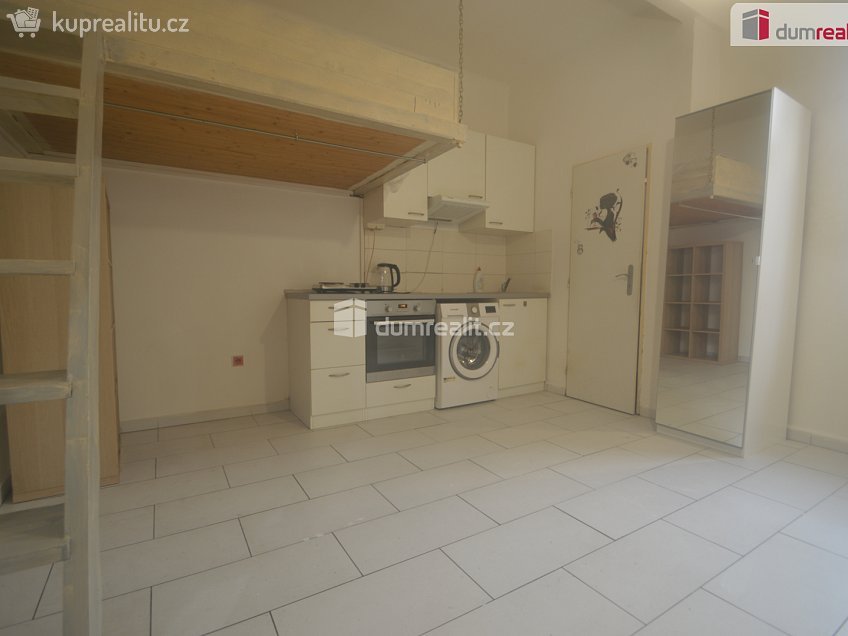 Pronájem bytu 1+kk 25 m^2 Na Pankráci, Praha 4 