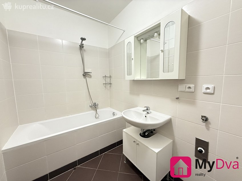 Pronájem bytu 2+kk 56 m^2 Modenská, Praha 