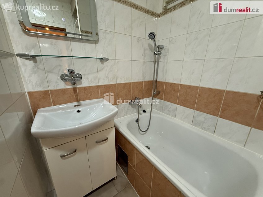 Pronájem bytu 2+kk 45 m^2 Kosmická, Praha 11 