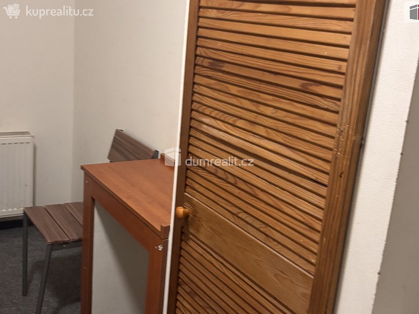 Pronájem bytu 1+kk 15 m^2 Mezi úvozy, Praha 20 