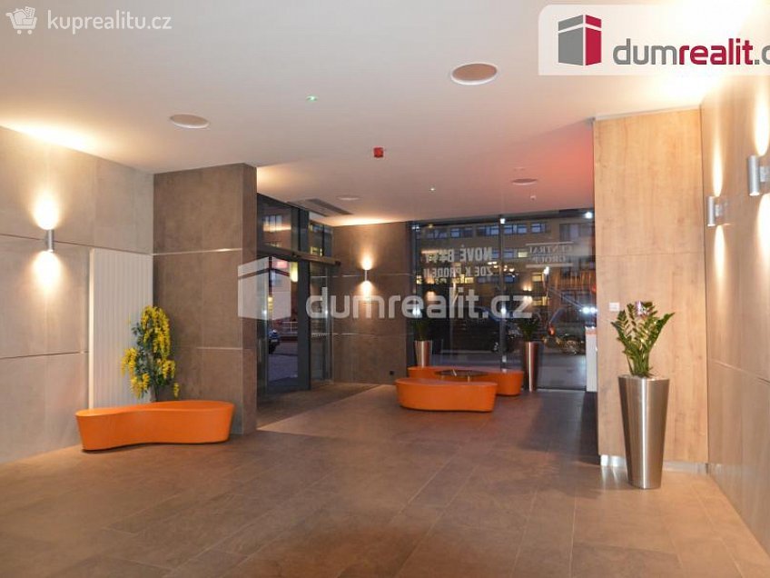 Pronájem bytu 1+kk 37 m^2 Olšanská, Praha 3 