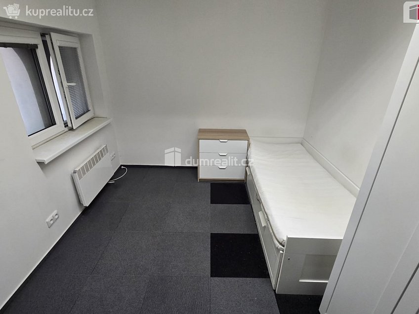 Pronájem bytu 1+kk 15 m^2 Pilská, Praha 14 