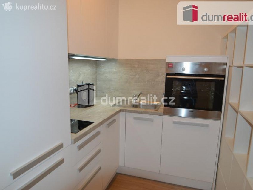 Pronájem bytu 1+kk 37 m^2 Olšanská, Praha 3 