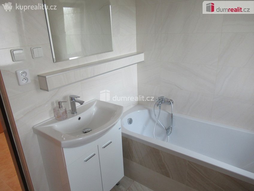 Pronájem bytu 2+1 65 m^2 Ořechová, Praha 8 