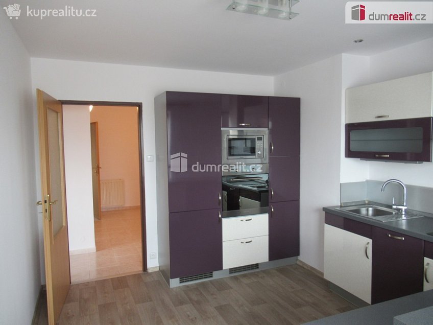 Pronájem bytu 2+1 65 m^2 Ořechová, Praha 8 
