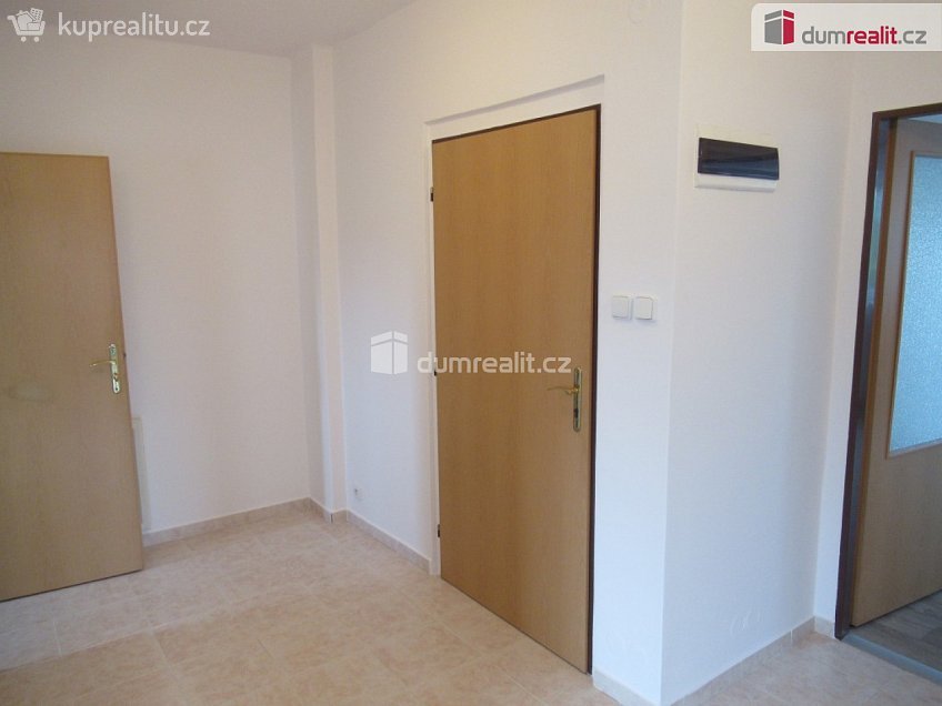 Pronájem bytu 2+1 65 m^2 Ořechová, Praha 8 