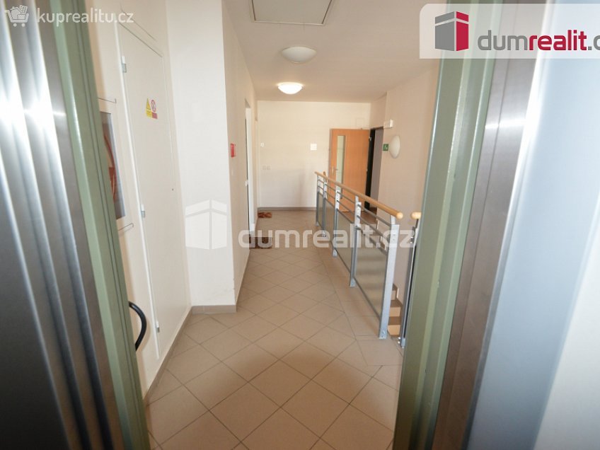 Pronájem bytu 1+kk 36 m^2 Jana Přibíka, Praha 9 