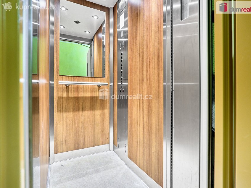 Prodej bytu 3+1 62 m^2 náměstí SNP, Kynšperk nad Ohří 