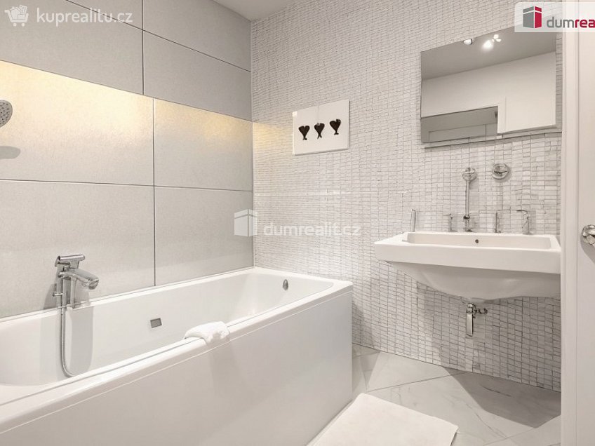 Prodej  rodinného domu 531 m^2 Lovečkovice, Lovečkovice 