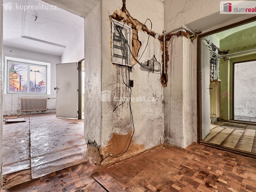 Prodej  rodinného domu 200 m^2 náměstí, Kravaře 