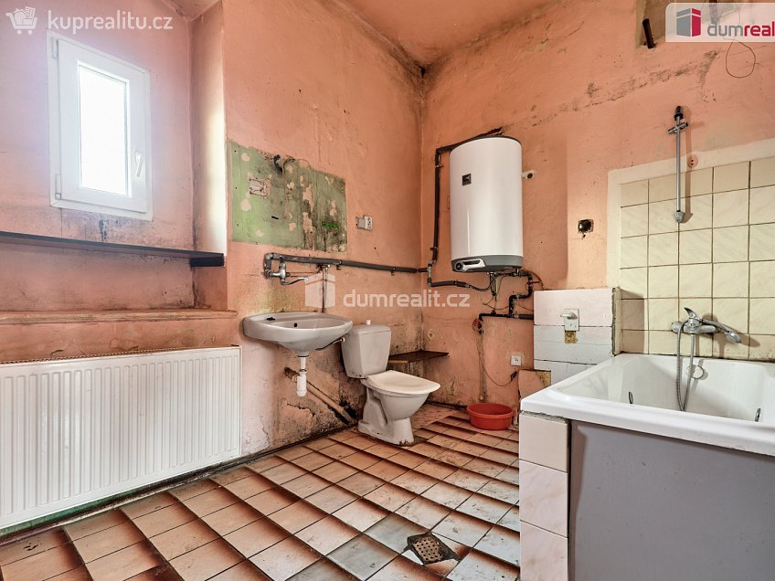 Prodej  rodinného domu 200 m^2 náměstí, Kravaře 