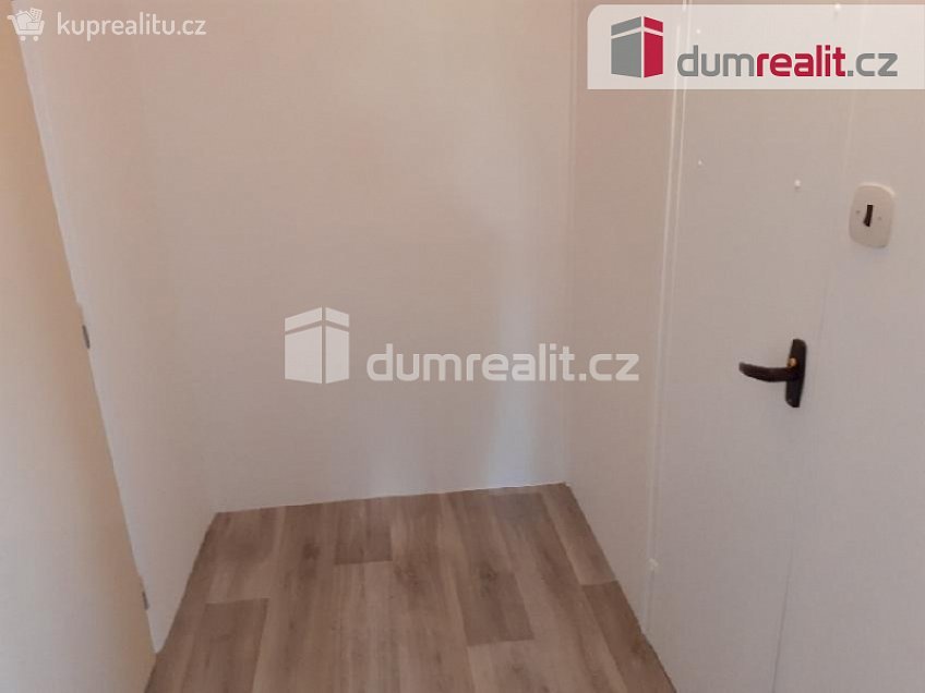 Pronájem bytu 1+1 27 m^2 Veltruská, Praha 9 