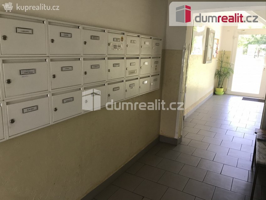 Pronájem bytu 1+1 27 m^2 Veltruská, Praha 9 