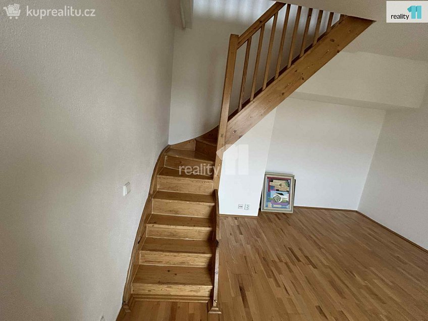 Pronájem bytu 2+kk 75 m^2 Na usedlosti, Praha 4 