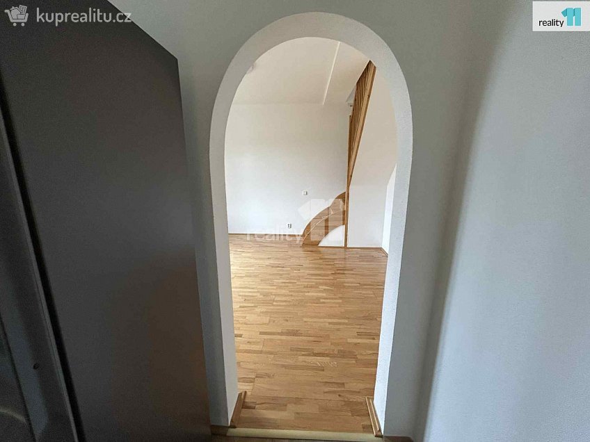 Pronájem bytu 2+kk 75 m^2 Na usedlosti, Praha 4 