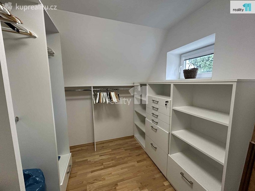 Pronájem bytu 2+kk 75 m^2 Na usedlosti, Praha 4 