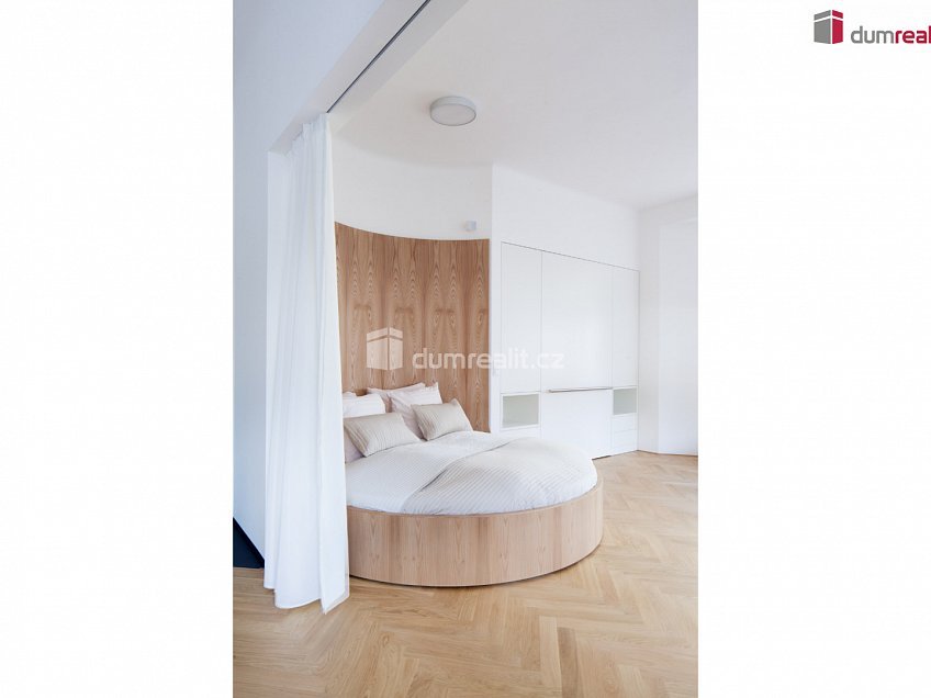 Pronájem bytu 2+kk 80 m^2 Kafkova, Praha 6 