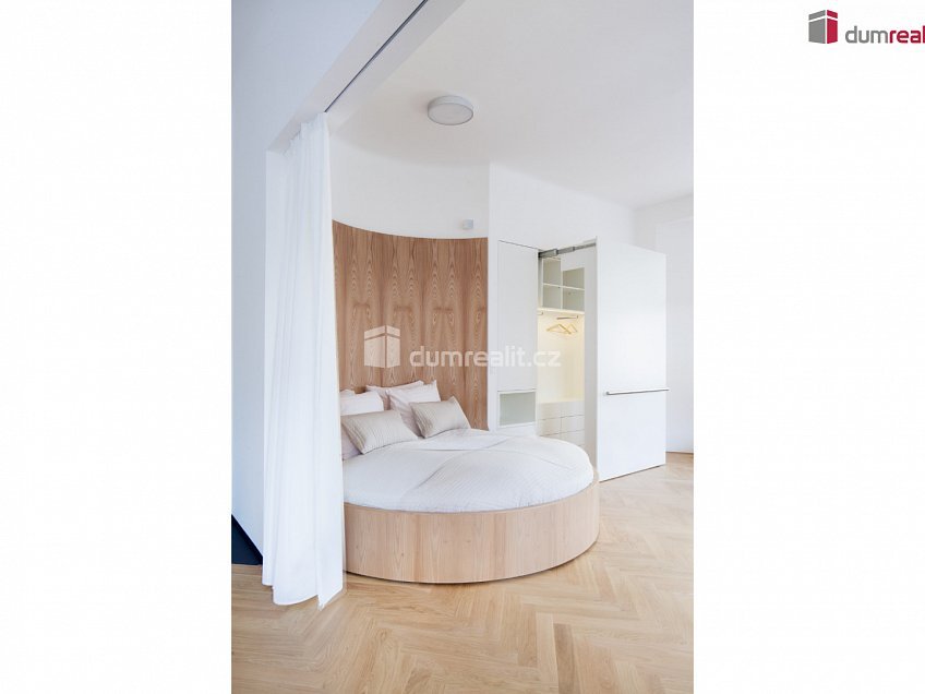 Pronájem bytu 2+kk 80 m^2 Kafkova, Praha 6 