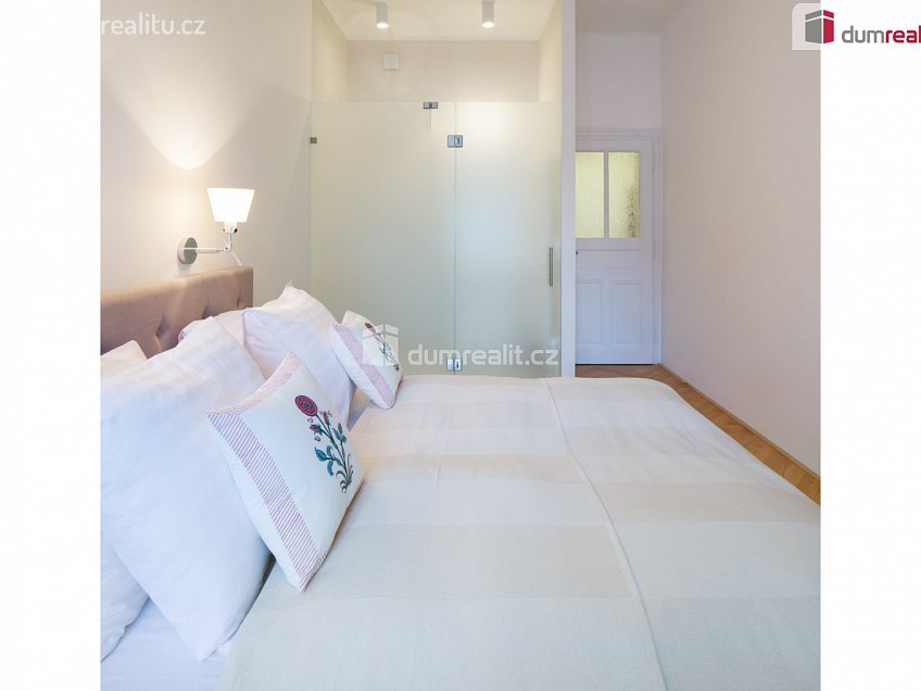 Pronájem bytu 2+kk 80 m^2 Kafkova, Praha 6 