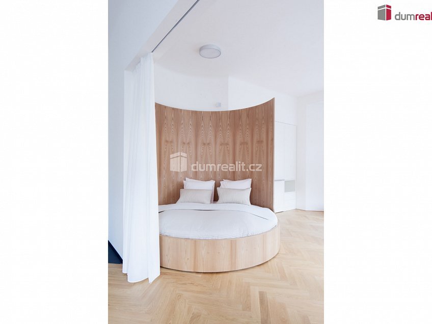 Pronájem bytu 2+kk 80 m^2 Kafkova, Praha 6 