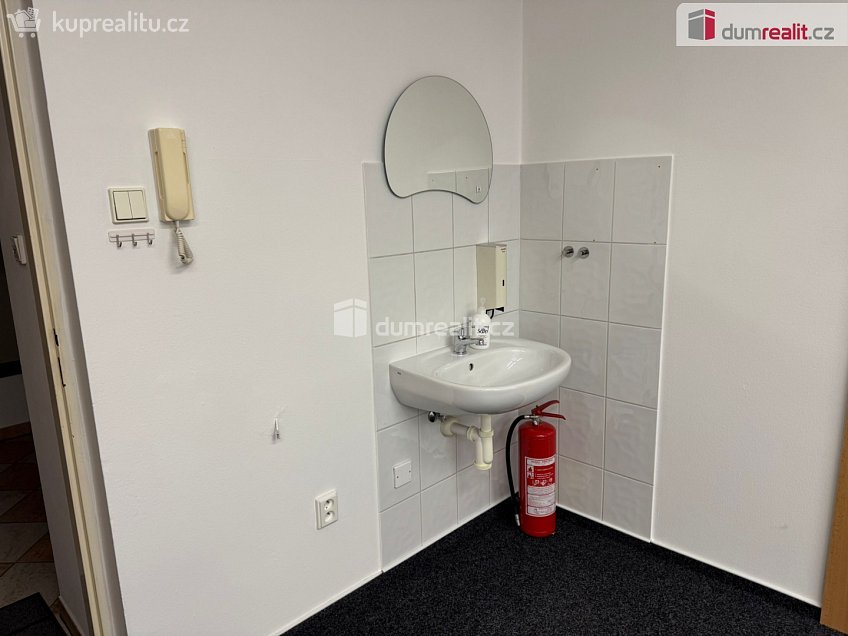 Pronájem  komerční reality 31 m^2 náměstí Jana Zajíce, Vítkov 