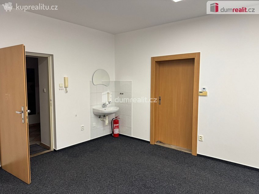 Pronájem  komerční reality 31 m^2 náměstí Jana Zajíce, Vítkov 