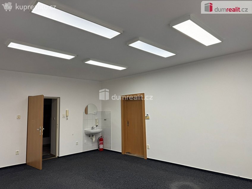 Pronájem  komerční reality 31 m^2 náměstí Jana Zajíce, Vítkov 