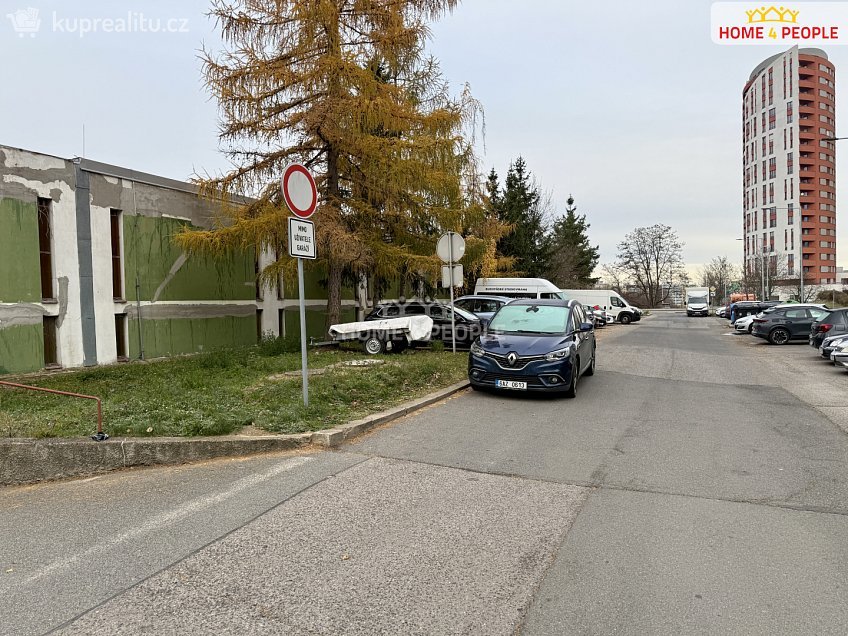 Prodej  garáže 18 m^2 Bašteckého, Praha 13 