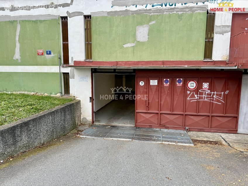 Prodej  garáže 18 m^2 Bašteckého, Praha 13 