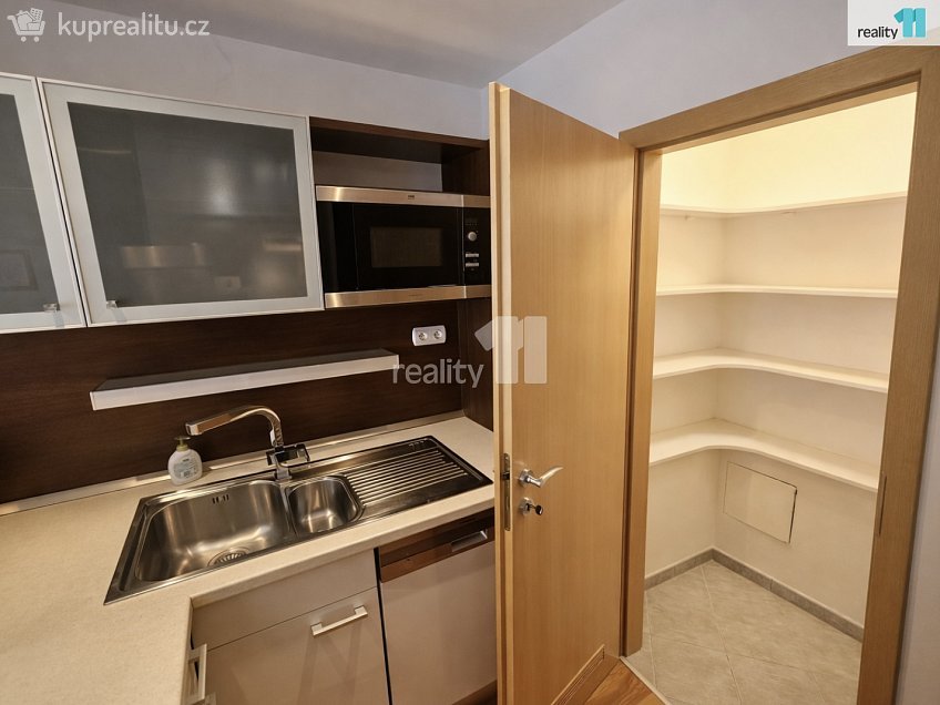 Pronájem bytu 2+kk 72 m^2 Hlubocká, Praha 5 