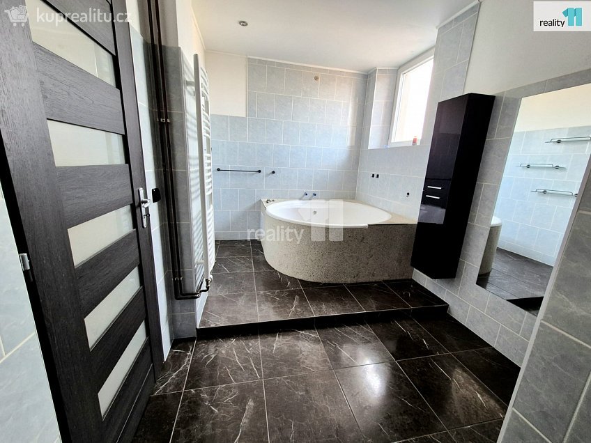 Prodej bytu 3+1 72 m^2 Jateční, Aš 