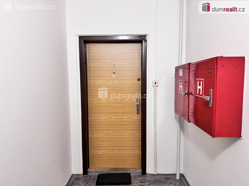 Pronájem bytu 3+1 70 m^2 Chotovická, Praha 8 