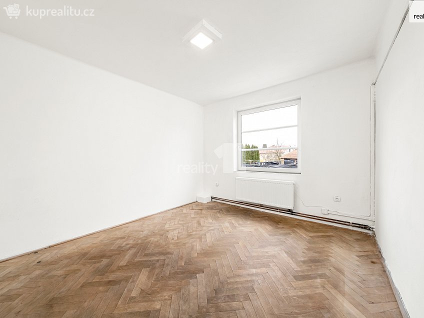 Prodej bytu 3+1 88 m^2 Bytovky, Veltruby 