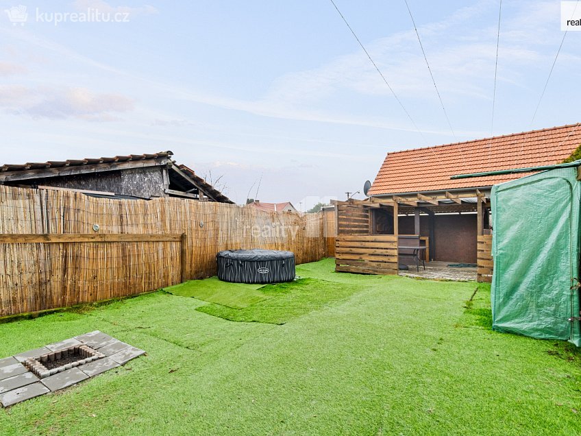 Prodej bytu 3+1 88 m^2 Bytovky, Veltruby 