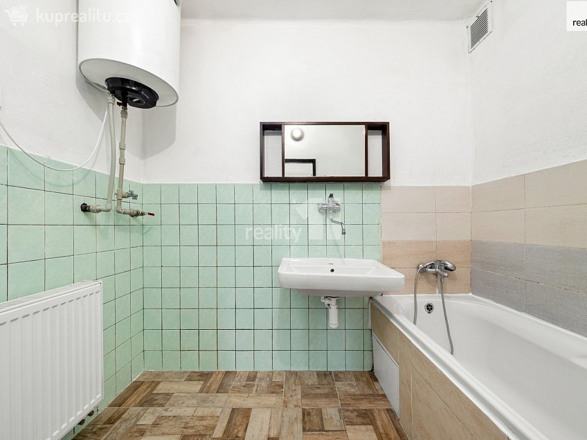 Prodej bytu 3+1 88 m^2 Bytovky, Veltruby 